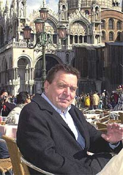 Scröder, sentado en un café de la plaza de San Marcos, en Venecia.