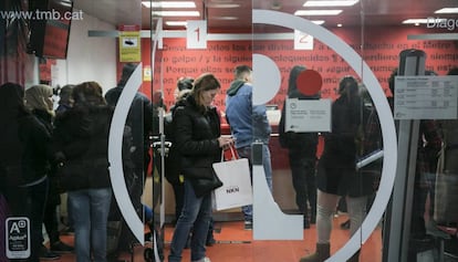 Usuaris en el punt d'informació de TMB a l'intercanviador de Diagonal.