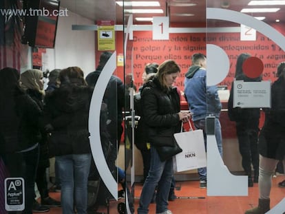 Usuaris en el punt d'informació de TMB a l'intercanviador de Diagonal.