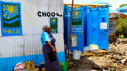 Una mujer frente a los baños de Fresh Life, en Kenia.