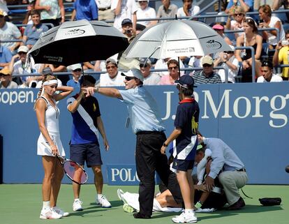 La bielorrusa Victoria Azarenka recibe atención médica en presencia de su rival Gisela Dulko, en partido de segunda ronda del Abierto de Tenis de Estados Unidos 2010 en Nueva York.