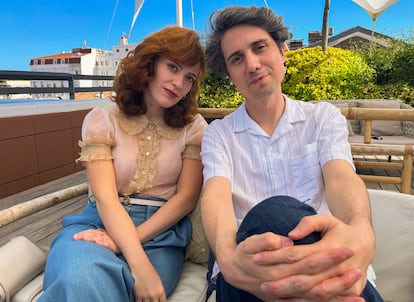 Jonás Trueba y la actriz y coguionista del filme, Itsaso Arana, en Cannes.