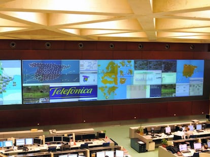Trabajadores del Centro Nacional de Supervisión de Aravaca (Madrid) de Telefónica.