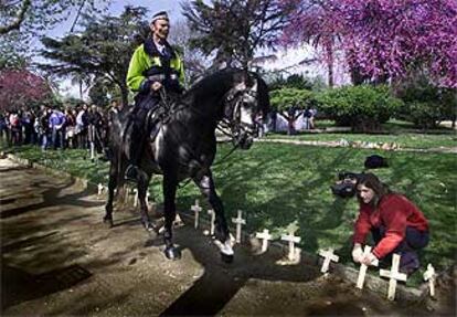 "Plantada" de cruces de madera, ayer junto al Parlamento en el parque de la Ciutadella.