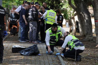 Personal del servicio de emergencia israelí en el lugar del ataque, en Holon, este domingo.