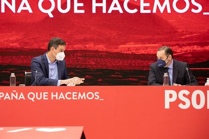 El presidente del Gobierno, Pedro Sánchez y el ministro de Transportes, José Luis Ábalos, durante la Comisión Ejecutiva Federal del PSOE, este jueves en Madrid.