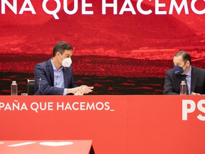 El presidente del Gobierno, Pedro Sánchez y el ministro de Transportes, José Luis Ábalos, durante la Comisión Ejecutiva Federal del PSOE, este jueves en Madrid.