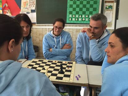 Docentes del colegio La Presentaci&oacute;n, de M&aacute;laga, form&aacute;ndose durante un curso de ajedrez educativo, hace a&ntilde;o y medio