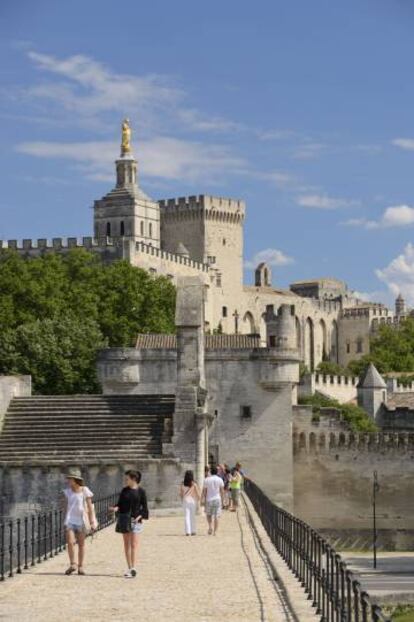 Vista del Palacio de los Papas desde el puente de Aviñón.