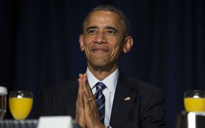 El presidente Obama saluda al Dalai Lama.