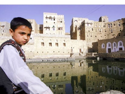 Un ni&ntilde;o observa una antigua cisterna de agua en la ciudad yemen&iacute; de Hababa. 