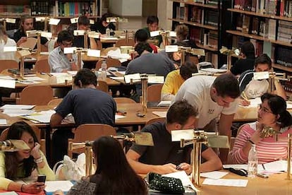 Estudiantes preparan los exámenes de septiembre en la biblioteca de la Facultad de Geografía e Historia de la Universidad Complutense.