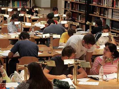 Estudiantes preparan los exámenes de septiembre en la biblioteca de la Facultad de Geografía e Historia de la Universidad Complutense.