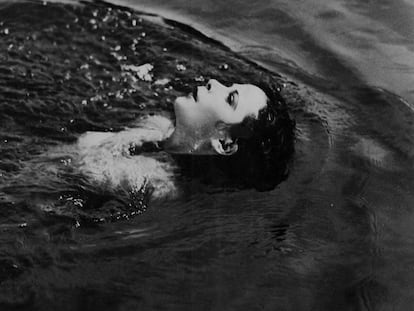 Hedy Lamarr nada desnuda en un fotograma de 'Extasis'. 