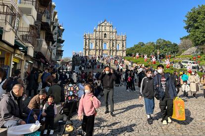 Turistas de la China continental visitan las ruinas de la catedral de San Pablo de Macao, el 18 de enero.