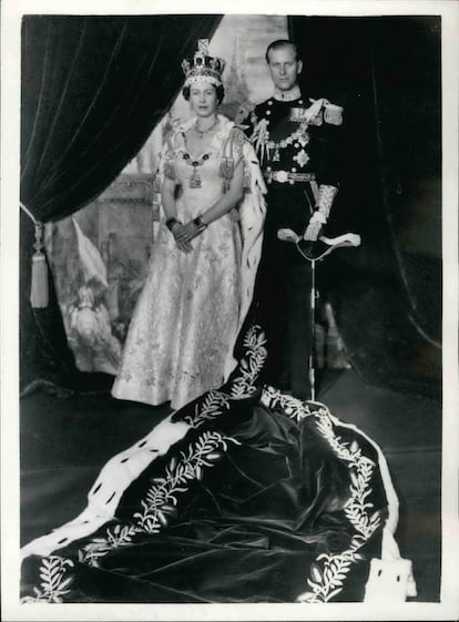 <p>En esta imagen del maestro de la fotografía Cecil Beaton, Elizabeth II y el príncipe Felipe posan tras la coronación, el 2 de junio de 1953, ante un fondo que representa la abadía de Westminster. El vestido de la Reina había sido diseñado por Norman Hartnell y, como recordaba Beaton en <em>The Royal Portraits</em> (1988), sus flores eran un símbolo de Gran Bretaña y la Commonwealth.</p>