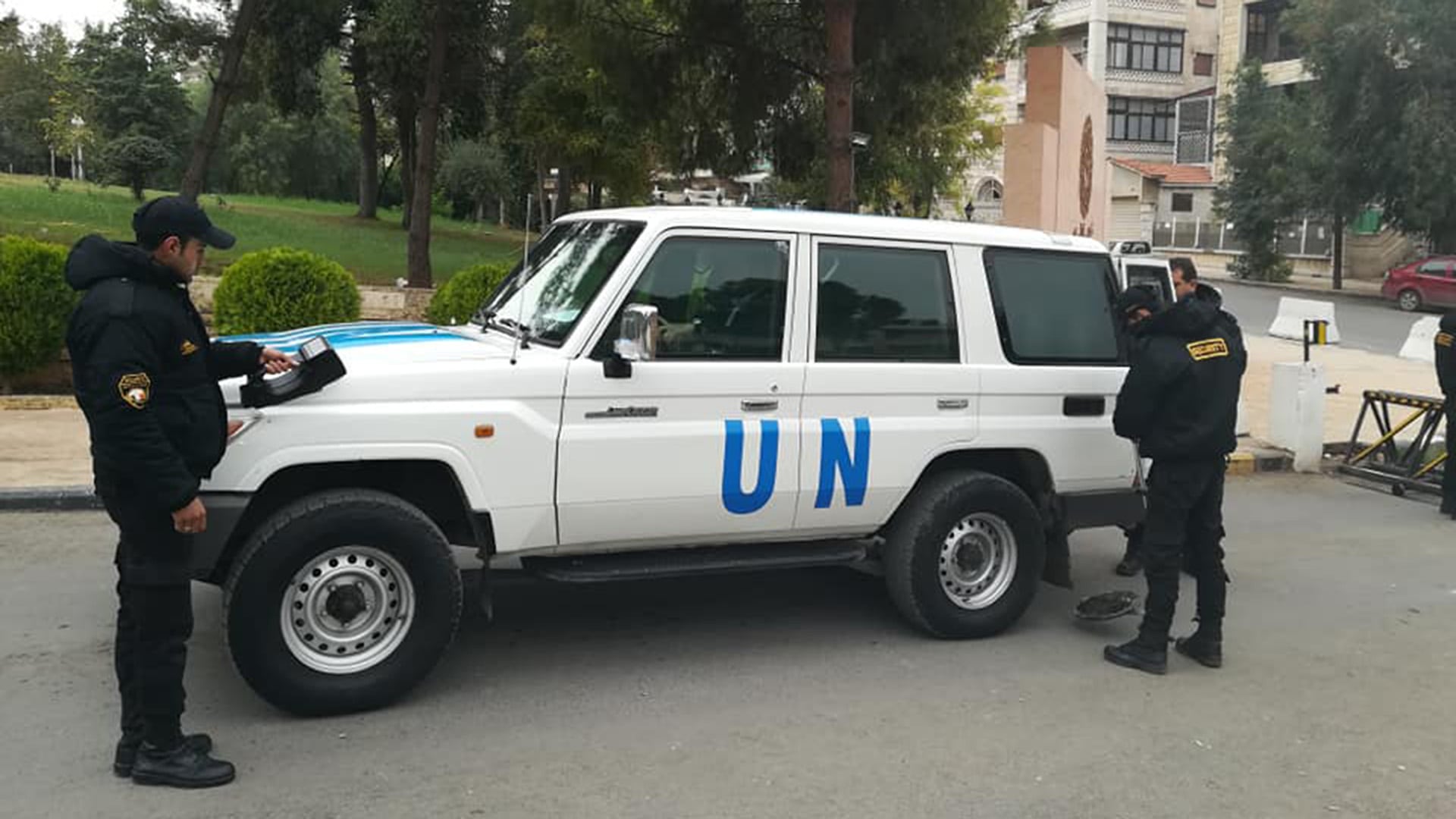 Empleados de Shorouk utilizan un coche de Naciones Unidas, en Damasco, en una imagen de la página de Facebook de la empresa.