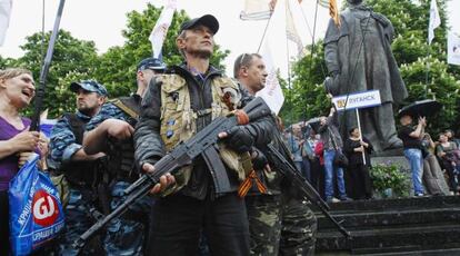 Militantes prorrusos patrullan durante la celebraci&oacute;n del refer&eacute;ndum independentista. 