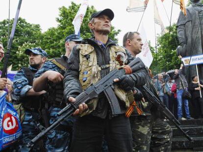 Militantes pró-russos patrulham na celebração do referendo independentista.