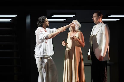 Don Giovanni (Amdrè Schuen), Magdalena Kožená (Donna Elvira), vendada, e Krzysztof Bączyk (Leporello), no primeiro ato de ‘Don Giovanni’, na produção de Robert Icke.