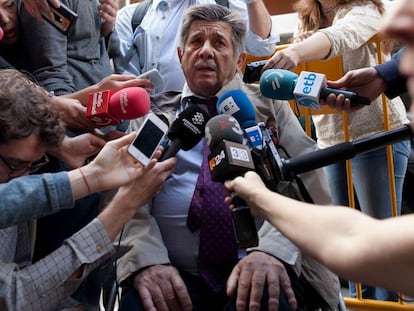 El abogado Carlos Slepoy atiende a los medios en mayo de 2014 en Madrid.