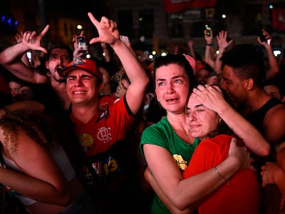 Partidarios de Lula festejan su triunfo electoral este domingo en Río de Janeiro.