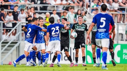 Maximo Perrone, del Como 1907, pelea con Pablo Fornals, del Real Betis, durante un partido amistoso de pretemporada disputado entre el Real Betis y el Como 1907 en el estadio Ciudad de La Línea el 6 de agosto de 2025 en Cádiz, España