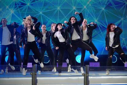 Varios bailarines actúan durante el concierto para conmemorar el décimo aniversario de la anexión de Crimea a Rusia en la Plaza Roja de Moscú.