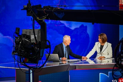 Jorge Ramos toma la mano a su copresentadora, Ilia Calderón.