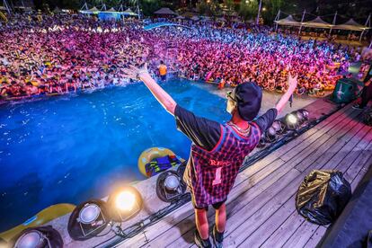 Fiesta masiva en una piscina en la ciudad china de Wuhan, en pleno repunte de contagios. La ciudad ha registrado un nuevo rebrote de casos de coronavirus.