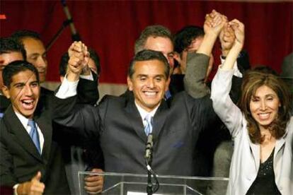 Antonio Villaraigosa celebra su victoria junto a su mujer Corina y su hijo.