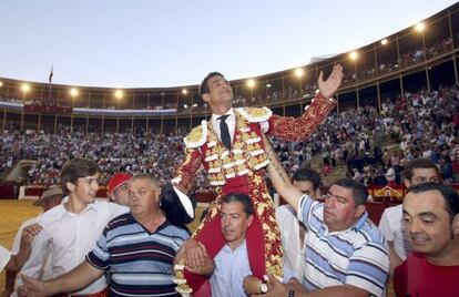 Jos&eacute; Mar&iacute;a Manzanares sale a hombros en la plaza de Alicante.