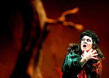 Una escena de <i>Il trovatore</i> representado en Sevilla.