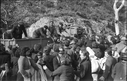 Reparto de pan en Argelès sobre todo a mujeres y niños tras pasar la frontera con Francia en 1939. 