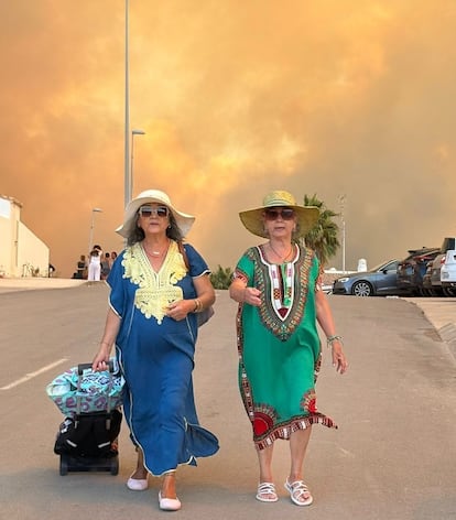 Dos mujeres tras el incendio en Tarifa.