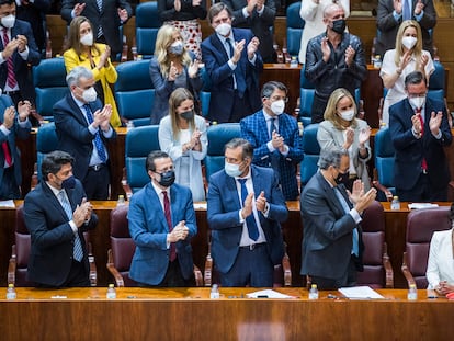 Los diputados del PP aplauden en pie a Isabel Díaz Ayuso, tras su discurso de este jueves en la Asamblea de Madrid.
