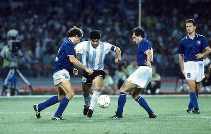 Diego Armando Maradona controla el balón ante tres jugadores italianos en las semifinales del Mundial de Italia 1990.