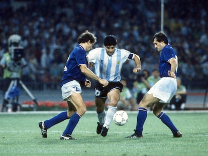 Diego Armando Maradona controla el balón ante tres jugadores italianos en las semifinales del Mundial de Italia 1990.