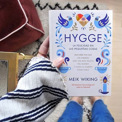 Meik Wiking, nada menos que el director del Instituto de la Felicidad de Copenhague firma Hygge. La felicidad en las pequeñas cosas (Cúpula).