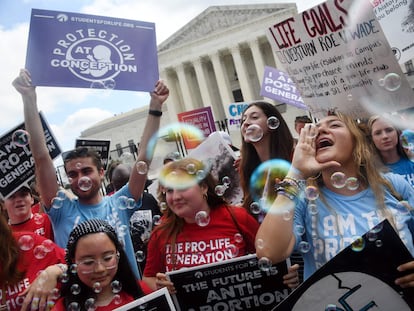 Activistas contra el aborto celebran la decisión del Supremo a las puertas de la sede del tribunal, este viernes en Washington.