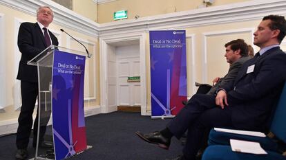 David Davis, secretario de Estado para el Brexit, durante una rueda de prensa en Londres.
