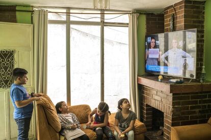 Cristian, Sherlyn y Sharon, siguen sus clases a través de la televisión. En Guatemala, el ministerio de Educación y Unicef han producido y distribuido distintos materiales didácticos por diversos medios, uno de ellos, programas educativos que se transmiten en la televisión nacional. Además, se han grabado y transmitido 570 horas a través de radios y ha habido más de 27 publicaciones impresas en los principales medios escritos del país.