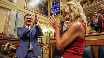 El presidente del Gobierno en funciones, Pedro Sánchez, y la vicepresidenta segunda y ministra de Trabajo en funciones, Yolanda Díaz, este jueves en el Congreso.