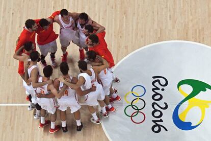 Los jugadores de la selección de España de Baloncesto celebran su victoria frente a Francia.