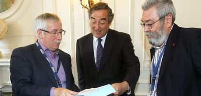 Los secretarios generales de CC.OO, Ignacio Fern&aacute;ndez Toxo (i), y UGT, Candido M&eacute;ndez, conversan con el presidente de la CEOE, Juan Rosell (c). EFE/Archivo