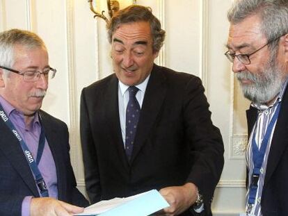 Los secretarios generales de CC.OO, Ignacio Fern&aacute;ndez Toxo (i), y UGT, Candido M&eacute;ndez, conversan con el presidente de la CEOE, Juan Rosell (c). EFE/Archivo