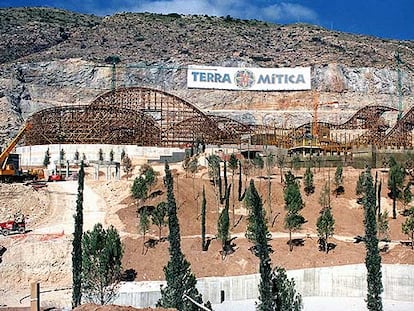 Imagen de la construcción de la montaña rusa del parque temático Terra Mítica en Benidorm.