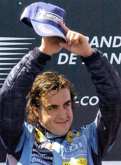 Fernando Alonso celebra un triunfo cuando aún era piloto de Renault