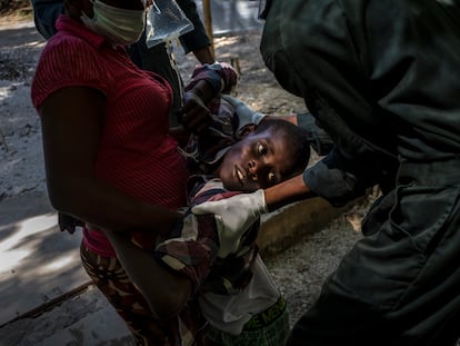 Un joven que sufre síntomas de cólera recibe ayuda en una clínica administrada por Médicos Sin Fronteras en Puerto Príncipe, Haití, en octubre de 2022.