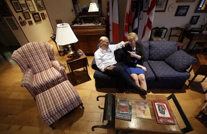 Herschel Talley habla con su esposa Betty en su casa en Creta, Nebraska. La pareja, que tiene un hijo en la Guardia Nacional cuya unidad está perennemente infra-equipada, dicen que esperan que Donald Trump fortalezca a los militares. También esperan que Trump pueda mejorar la economía y arreglar un sistema de salud que dicen está tan roto que Betty, de 62 años, sigue trabajando a tiempo parcial sólo por mantener el seguro médico.